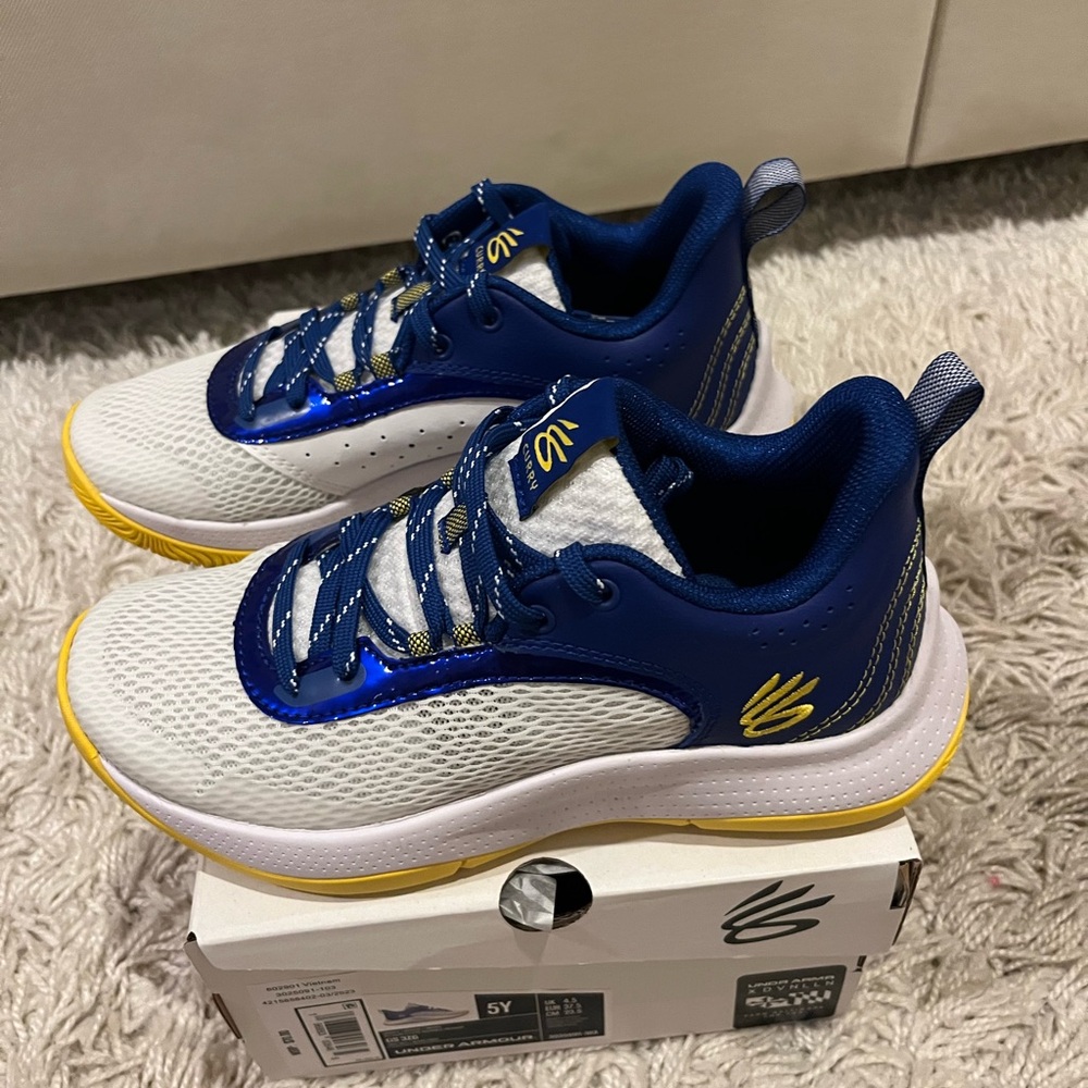 NEW - Steph Curry Under Armour Sneakers - youth size 5